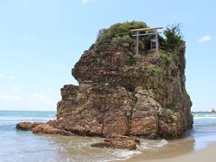 日御碕灯台から出雲大社に帰ってくる手前に在るのが国引き伝説の「稲佐の浜」と稲佐の浜にある「弁天島」