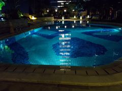 19時半過ぎ、ケンピンスキーのプールの脇を通って、ホテルに戻ります。