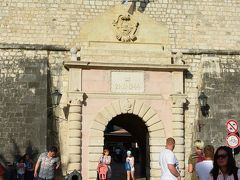 城壁で囲まれたコトルの旧市街へ入るには、『北門』『正門』『南門』の3つの門があって、こちらは『海の門』とも呼ばれるメインの『正門』