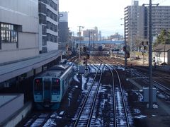 徳島駅の跨線橋から。

わあ、線路の間に雪残ってるよ。