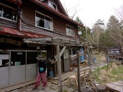 青苔荘でテントの受け付け。

白駒池のキャンプ地は「予約が必要」と管理人さんに言われた。