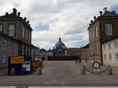 　現在のデンマーク王室の宮殿アメリアンボー城で下車。街の中心に位置する。