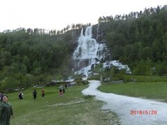 スタルハイム渓谷を走ってきて
ツインネの滝に寄りました。
Tvinnefossen　は、アナと雪の女王で取り入れた滝だそうで、
水を飲むと寿命が延びると人気の滝で、土産店もありました。
落差110m。