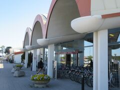 ヴィスビュー空港

タクシーはほぼ時間ピッタリにやって来ました。
料金200SEK　日本円で2500円程。高いけどね、さすがに。でも、これ普通みたい。ぼったくりはなし。カードで支払いました。

ホテルからヴィスビュー空港までは１０分～１５分位だったかな。
小さな、小さな空港です。