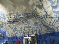 T‐セントラーレン駅（T-Centralen）

ストックホルムの100ある地下鉄駅のうち90以上の駅が、150人を超えるアーティストにより、アーティスティックな空間に作り上げられているんだって。

このアート目当てに地下鉄乗る観光客も多いみたい。
