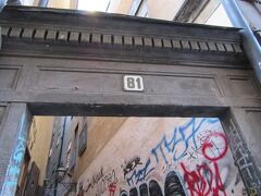  モーテン・トローツィグ・グレン(Marten Trotzigs Grand)

ガムラ・スタンにやって来ました。
地下鉄ガムラスタン駅から徒歩5分なんですが、と～っても分かりずらくて、グ～グル先生見ながら何度も周辺をウロウロてやっと見つけた道。