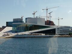 　2007年に完成したばかりのオペラハウスは大きなガラス窓に真っ白な色彩。