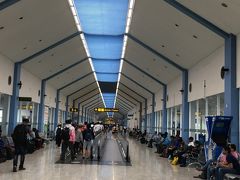 予定より20分ほど早くバンダラナイケ国際空港に到着、小さな空港です。