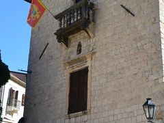 ローマ・カトリック教会『聖トリプン大聖堂』のすぐ近くのモンテネグロ国旗が掲げられているDrago Palace（ドラゴの館）