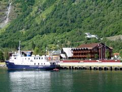 　クルーズ船に乗り込む。