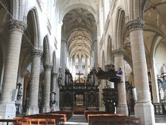 【聖ヤコブ教会】 

教会の起源は14世紀に遡り、サンティアゴ・デ・コンポステーラへの巡礼者が立ち寄る小さな教会だったそうです。15世紀に多くの巡礼者を受け入れられるように建て替えられ、1656年に完成。

当時9歳のモーツァルトも父と訪れ、ルーベンスの墓を参拝しています。