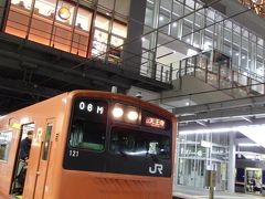 大阪駅。
201系。このオレンジバーミリオンの一色塗装を見るとなんだか落ち着くのです。