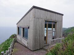 海鳥観察舎です。

中に入るとホッとします。

でも、窓ガラスが汚れていて写真を撮るのが難しいです。