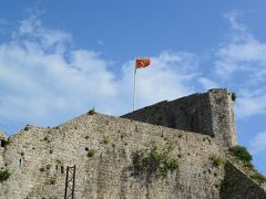 ブドゥヴァの城塞に、赤＆黄のモンテネグロ国旗がはためいていました。