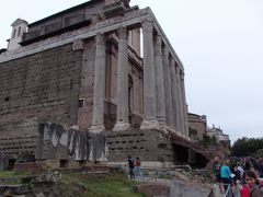 ガイドブックを観ながらぐるっと一周して回っていきました。
まずは「アントニヌスとファウスティーナの神殿」。15代皇帝のアントニヌス・ピウス帝がファウスティーナ皇后の市を偲んで建てた神殿。正面のコリント式柱は17mもあるのだとか。でかかったなあ……。