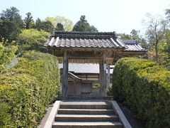 昼食後向ったのは「圓照寺」。シンプルな山門から境内へ入ります。
ここには重文指定の平安時代後期の作と言われる大日如来と不動明王があります。