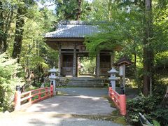 続いて「妙楽寺」へ。真言宗のお寺で、本堂と千手観音が重文に指定されています。
雰囲気ある山門から境内へ入ります。