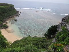 二日目は曇り時々雨
海中道路を渡って4島巡り
宮城島にある「ぬちまーす工場」にふらりと立ち寄ったら
絶景に出会えた。
