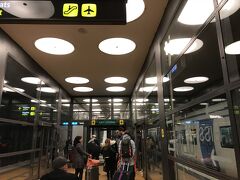 今回は乗り放題の72時間カードで空港まで移動します。
本当に便利でいいカードだったね～なんて友人と話しながら、今回は第５ターミナルまで直接行く電車で移動しました。
しかし・・・・衝撃的な事実が駅を出るところにありました。
なんと！1500円の支払が必要？？えッ？一駅乗っただけなのに・・・
仕方ないからカードでお支払しました。少し時間がかかっても行のバス移動だったら無料だったのに（泣）
だから、インフォメーションのおば様はおすすめしたのね。
過去最悪のコスパでした。