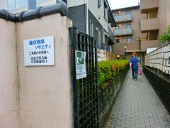 今回泊まる宿は「ダイヤモンド鎌倉別邸ソサエティ」

駅から2～3分で到着。

でも裏口です（笑）
