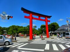 お腹いっぱいになった後、鶴岡八幡宮へ行きました。

確か小学校の修学旅行でここに見学した気がしますが・・・
なにせ40年程前の事なので覚えていません（笑）