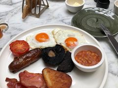 毎日コンチネンタルですが、今日の朝食はイングリッシュブレックファーストにしてみました。

真ん中にある真っ黒な円形のものが2枚あります。
椎茸の焼いたものでした。
甘みが出ていて美味しいものでした。
帰って来て椎茸を買ってきてやってみました。
真っ黒まで焼かずに茶色に焦げ目がつく程度まで焼いて見ました。
手前みそですがまあまあいける味でした。