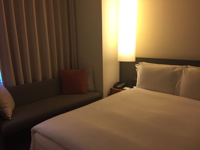 客室はこんな感じ。<br />落ち着いた雰囲気でベットも清潔。