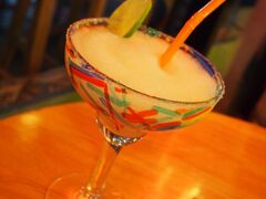 【サンライズタコス】

Mango Margarita Glass　180B

今回は夜着の便なので、遅くまで開いている店が多いBTSサラデーン駅近くの「D Varee Xpress Pula」ホテルを1泊だけ予約。
チェックイン後すぐに近くの「SUNRISE TACOS」へ。
前回の今年1月の時に飲めなかった、大好物の「フローズンマルガリータ」で今回のタイも楽しい事がたくさんありますように！と願って乾杯！