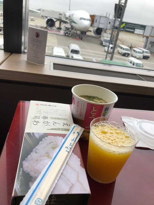 私は13時20分発アシアナ101便。<br />時間潰しにPPで仕方なく大韓ラウンジに。<br />ここ毎度毎度あえて喰うものありません。<br />せめて韓国のエアなら辛ラーメンは揃えて欲しいところ。<br />東京駅で購入した駅弁えんがわ寿司とラウンジの味噌汁をば。<br />えんがわ寿司も噂ほどの味では？？？