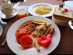 ホテルの朝食。
日本でも欠かせない、朝のトマトがありがたい。

ジャムの色、ショッキングピンク。