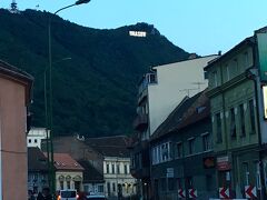 街にすぐ隣接してそびえ立つトウンパ山。brasovの電光掲示が。めっちゃ観光地っぽいな…