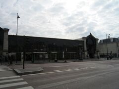 ヴェルサイユ･リヴ･ゴーシュ駅。


ホテルの最寄り駅からここまで、2回乗り換え、写真撮影とかしながらでも
1時間ちょっと。

