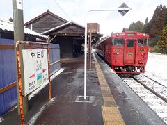 熊本県に入って最初の駅が矢岳駅。標高５３６．９ｍ。一駅の間に１５０ｍ以上もの高低差を上って来ました。５分間停車します。さすがに寒い。