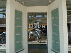 ≪リラレーン Lilla Lane≫

リラレーンは革のサンダルとバッグの専門店。
暑いバリで革製品はちょっと場違いな気がした。
しかも結構なプライスが着いているが、それなりに流行っていた。