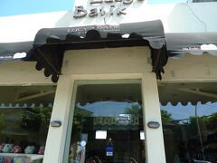 ≪ルーシーズ・バティック 1 Lucy's Batik 1≫

ここからRaya Taman通り

ホームページでは、さっきのラヤ・スミニャックの店が２号店でこっちが１号店になっている。
こっちがメインで商品も多いのかと思ったが、どちらも同じようなサイズの店舗だった。

今回、ルーシーズ・バティックは期待度が高かったが、正直期待外れだった。