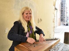 スウェーデン門にいらした方、民族楽器クアクレの奏者さんです。

言わずとも「さくらさくら」を弾いて下さいました。

ちゃんと日本人に見られたことが嬉しかった(^^)