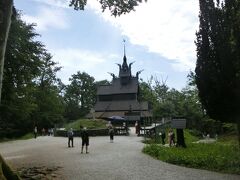 開けたところに目的の教会がありました。ファントフト・スターヴ教会。
元々12世紀にソグン県で建てられ19世紀に取り壊しされるところを買い取った人がベルゲンに移設。このとき少し改築されてボルグン教会のような外見になったとのこと。ところが1992年に過激派によって放火されて消失。1997年に元通りに再建されたのことです。