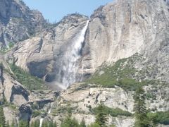   ヨセミテ滝
  ３段の滝です。
アメリカ最大の落差を誇る滝で、バレー全体に轟音を立てて落ちています。
上から、アッパー滝（436m）、カスケード（206m）、ロウアー滝（97m）