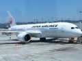 　搭乗する飛行機

　それと言うのも、ツアー初日、飛行機から降りる際、普通「広い所で待ってて下さい。」と言うのに「不安な方は待っててもよいし、ターンテーブルまで行ってもよいです。」と言ったため、数人が本当に入国してしまい、揃わなくて。また、バス車内でチョコをくれたのですが、「２個取って回して下さい」と言ったため、後ろに回す人と横に回す人がいて、貰わない人が出て。些細なことだけなら良いのですが。