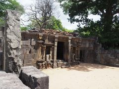 シヴァ・デーワーラヤNo.1。
シタデルとクワドラングルの中間にあるヒンドゥー寺院、13世紀の建築です。
中にリンガ（男根）があります。