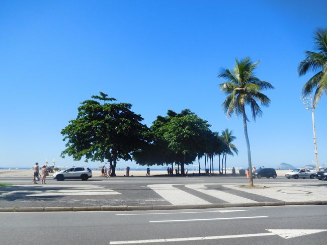 コルコバードの丘に行く前に白浜を歩こうと思いましたが、ちょっとのんびりし過ぎました。ホテル前からタクシーで登山電車の駅へ。