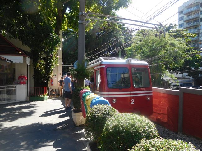 予約10分前の朝9時半頃、登山電車駅に到着。窓口には長蛇の列。予約済みの窓口も結構人が並んでいたので、改札のスタッフに予約したプリント用紙を見せて、直ぐにチケットに交換してもらう慌ただしさ。やはり早めに到着しておかないといけないですね。