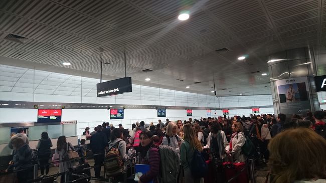 メルボルン国際空港につくと…。<br />カンタスのカウンターが大変なことに！<br />とにかく現地の学生さんたちがたくさん並んでる…。<br />修学旅行かな？<br />見送りの保護者もたくさんいて、<br />なかなか行列が進まない！<br />結局、1時間待ちでカウンターに到着。。<br />