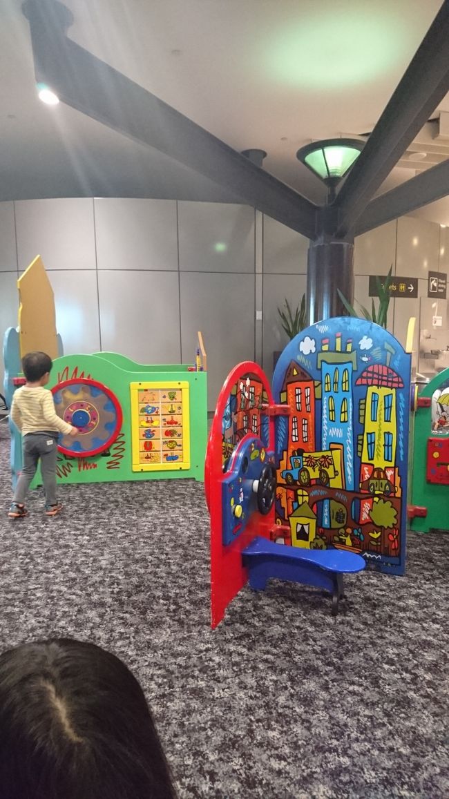 慌ただしく出発して、<br />チケットの搭乗時刻をみると、<br />まだ余裕あったので、<br />子供達を遊ばせたり…。