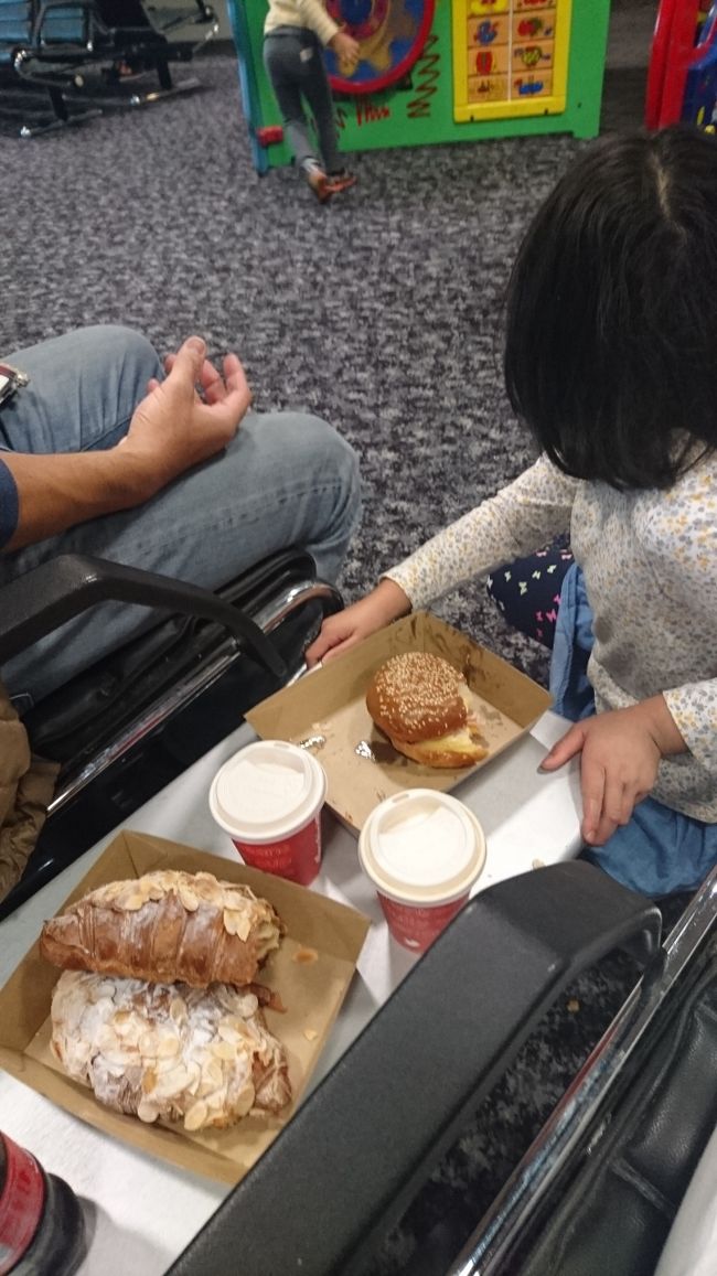 朝ごはんを食べさせていたら…。<br />え？もうファイナルコール？<br />あわてて搭乗ゲートに走りました。