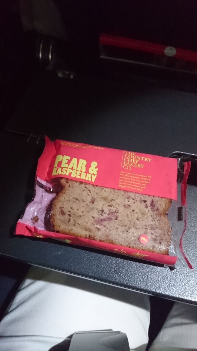 機内食のあとは、<br />子供達は爆睡。<br />おかげさまで大人はゆっくり映画鑑賞。<br />途中でパウンドケーキが配られました。<br />甘かった～。