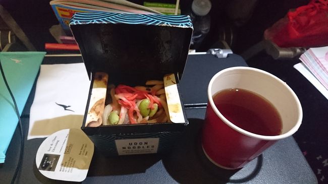 到着前に二回目の機内食。<br />焼きそば？のようなものがでました。<br />よく分からない味付けでしたが、<br />ひとまず完食しました。