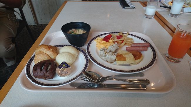 ホテルに到着してお風呂にはいったら<br />みんな爆睡。<br />翌朝はホテルのレストランで朝食を。<br />子供達は納豆ご飯に大満足♪<br />