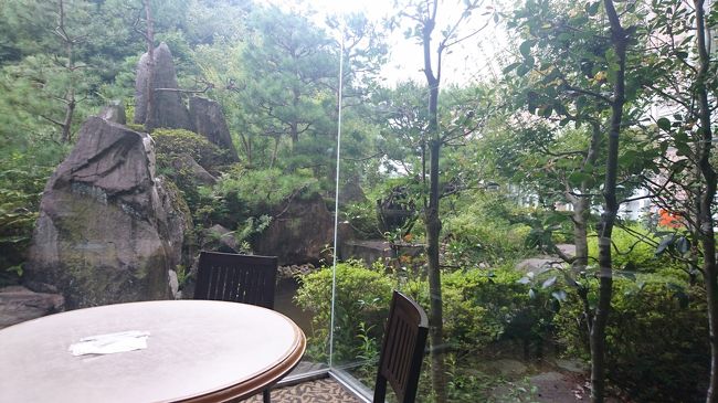 レストランの外は<br />海外の人が喜びそうな<br />日本庭園風のお庭。<br />宿泊客の7割が海外の方たちでした。