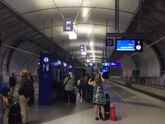 ＰＭ９：２０
ホーム到着。
空港ターミナルからホームへは、切符購入も含めて１０分ほどかかりました。

